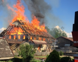 Gebäude in Vollbrand
